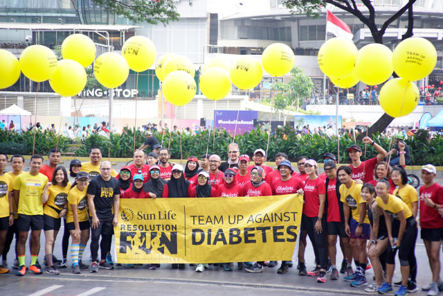 Peserta foto bersama usai acara Sun Life Resolution Run with Skolari. Foto: Dok. Sun Life