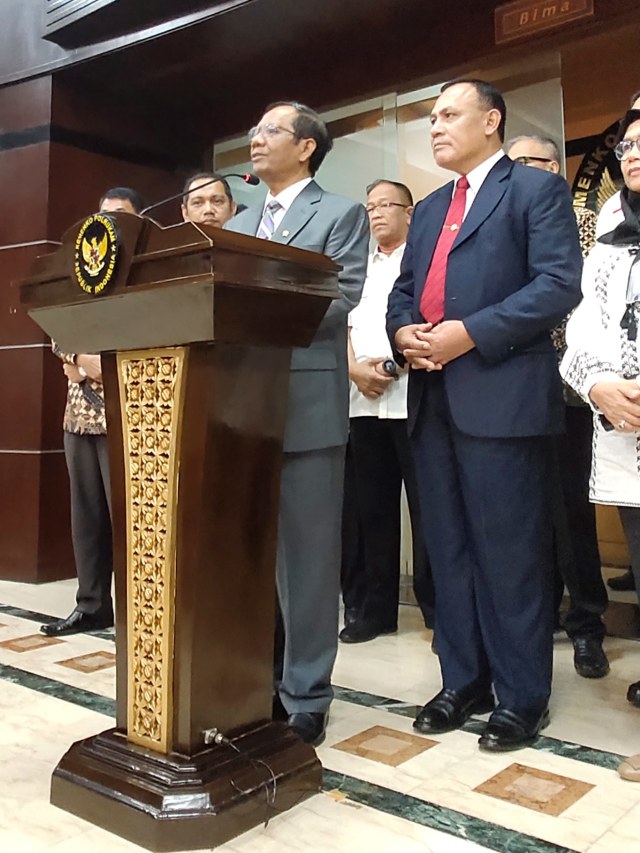 Konferensi pers  Menko Polhukam Mahfud MD dan Ketua KPK Firli Bahuri usai pertemuan di Kemenko Polhukam, Jakarta, Selasa (7/1).  Foto: Aprilandika Pratama/kumparan 