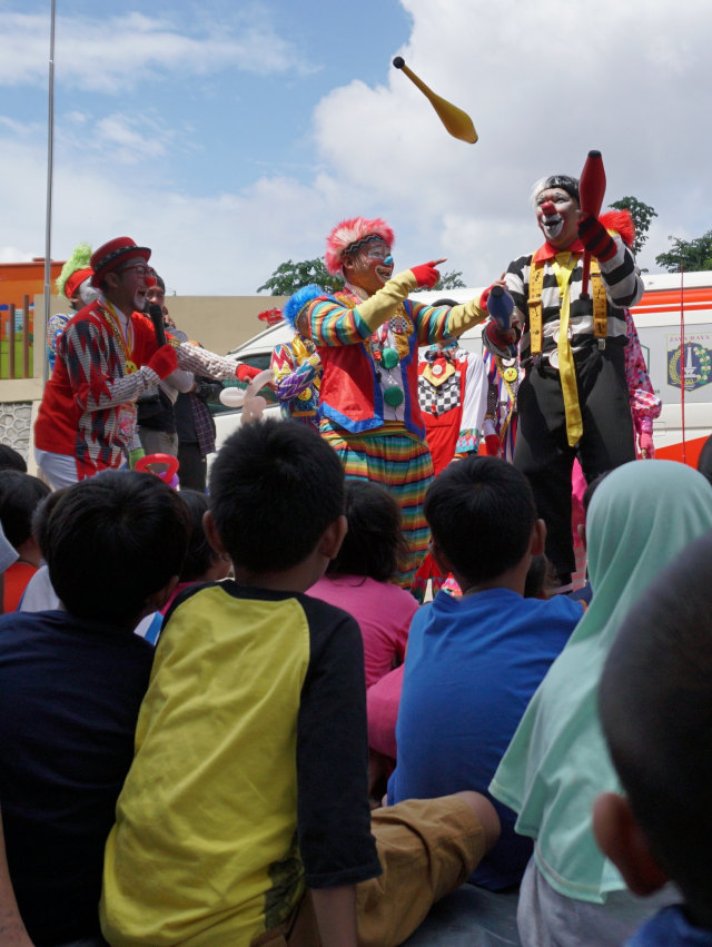 Sejumlah badut yang tergabung dalam Aku Badut Indonesia (ABI) menghibur anak-anak korban banjir di GOR Pengadegan. Foto: Jamal Ramadhan/kumparan