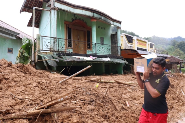 "Tim IZI Sambangi Wilayah Terparah Akibat Banjir Bandang Lebak Banten" - Kecamatan Lebak Gedong termasuk wilayah terparah akibat banjir bandang kemarin (1/1/2020). Dok. IZI