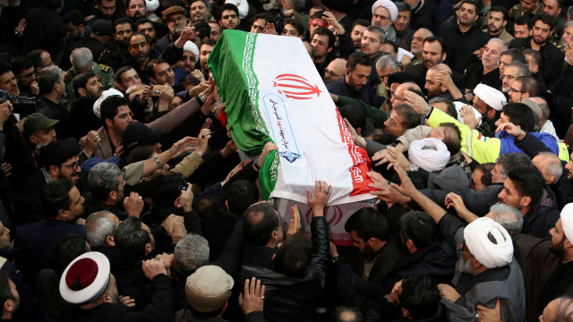 Masyarakat membawa jenazah Qassem Soleimani.
Foto: Official Khamenei website/Handout via REUTERS