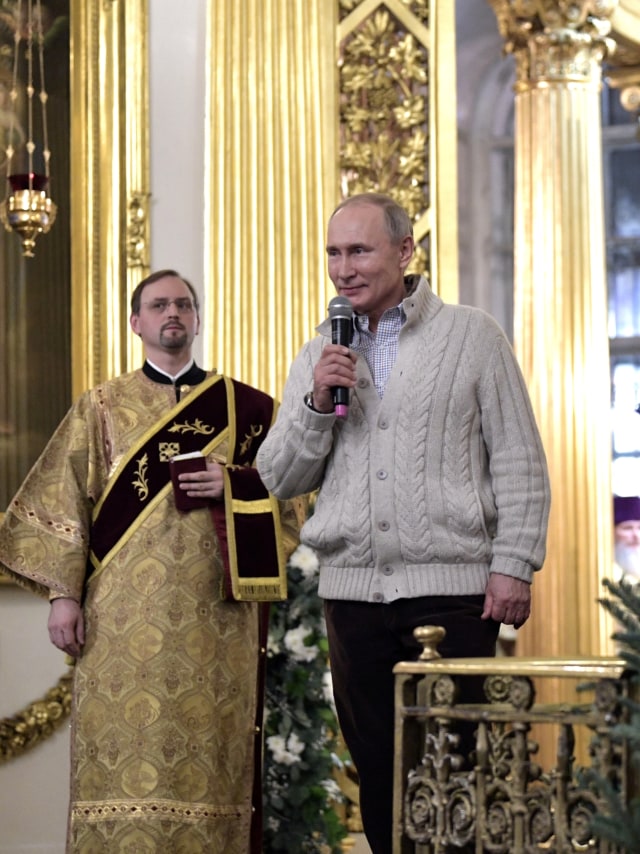 Presiden Rusia Vladimir Putin mengikuti kebaktian malam Natal Ortodoks di Katedral Kristus Juru Selamat di Moskow, Rusia, Senin (6/1). Foto: REUTERS/Evgenia Novozhenina