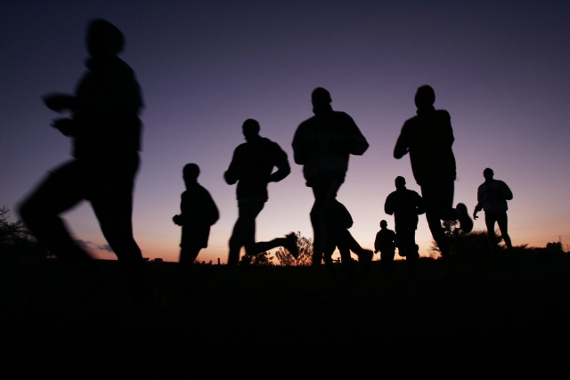 Ilustrasi lari maraton.  Foto: AFP/ROBERTO SCHMIDT