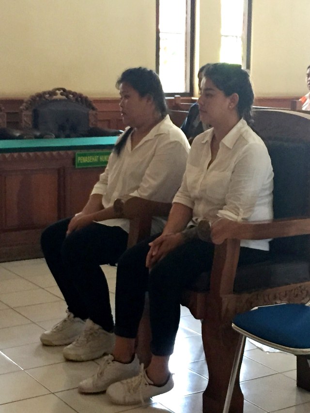 Dua WN Thailand, terdakwa yang selundupkan Sabu 892 gram ke Bali menjalani sidang di PN Denpasar, Bali, Selasa (7/1). Foto: Denita br Matondang/kumparan