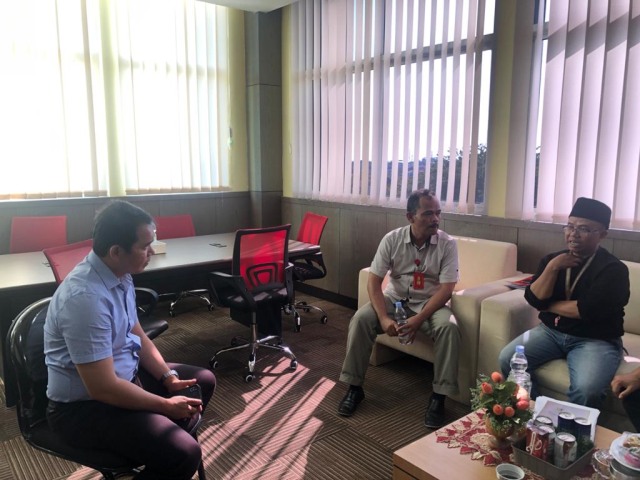 Aktivis Sudarto (kanan) diperiksa jajaran Ditreskrimus Polda Sumbar. Foto: Irwanda/langkan.id 