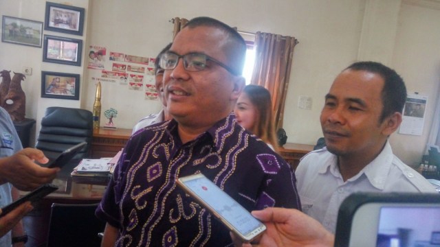 Denny Indrayana di kantor Partai Gerindra Kalsel. Foto: Donny Muslim/banjarhits.id