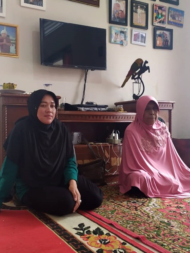 (ki-ka) Adik kandung Lina, Aryani, Ibunda Lina, Utisah di kediaman keluarga Lina, di Kompleks Panyawangan, Kabupaten Bandung. Foto: Rachmadi Rasyad/kumparan
