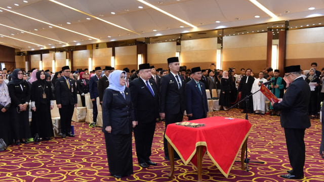 WAKIL Gubernur Riau, Edy Natar Nasution melantik 737 pejabat eselon III, IV dan fungsional, Selasa, 7 Januari 2020, di Ballroom Gedung Dang Merdu Bank Riau Kepri.  (Foto: Humas Pemprov Riau)