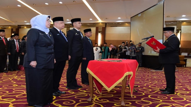 WAKIL Gubernur Riau, Edy Natar Nasution (kanan) melantik 737 pejabat Eselon II, III, IV dan Fungsional, Selasa, 8 Januari 2020. 