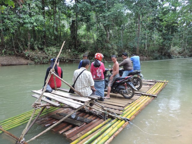 Warga dan anak sekolah menyeberangi sungai menggunakan rakit. Foto: Dina Maraina/Hi!Pontianak