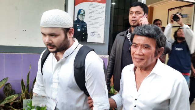 Ridho Rhoma (kiri) bebas dari Rutan Salemba usai mendapatkan cuti bersyarat. Foto: Aria Pradana/kumparan