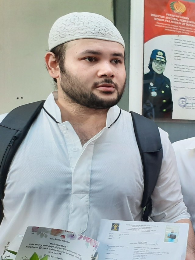 Ridho Rhoma bebas dari Rutan Salemba usai mendapatkan cuti bersyarat.
 Foto: Aria Pradana/kumparan