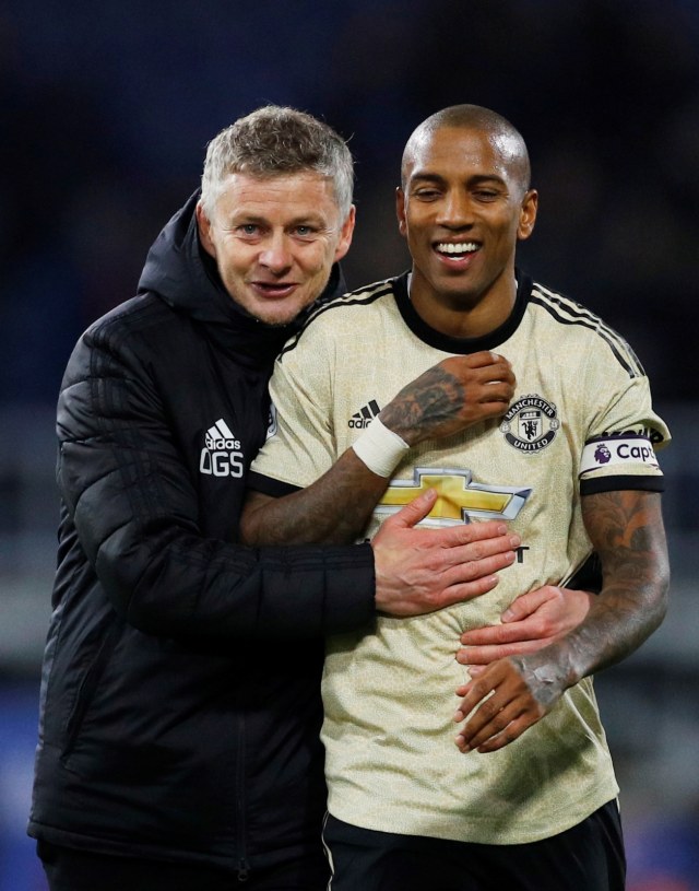 Ashley Young bersama pelatih Manchester United, Ole Gunnar Solskjaer. Foto: Reuters/Phil Noble