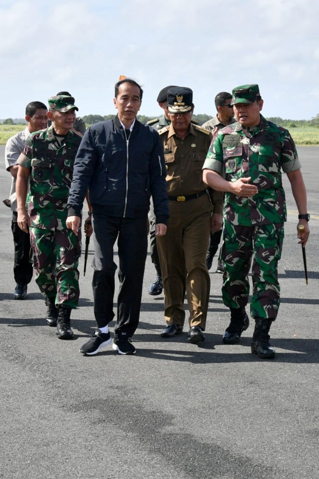 Presiden Joko Widodo tiba di Pangkalan TNI AU Raden Sadjad, Kabupaten Natuna, Riau, Rabu (8/1). Foto: Laily Rachev/Biro Pers Sekretariat Presiden
