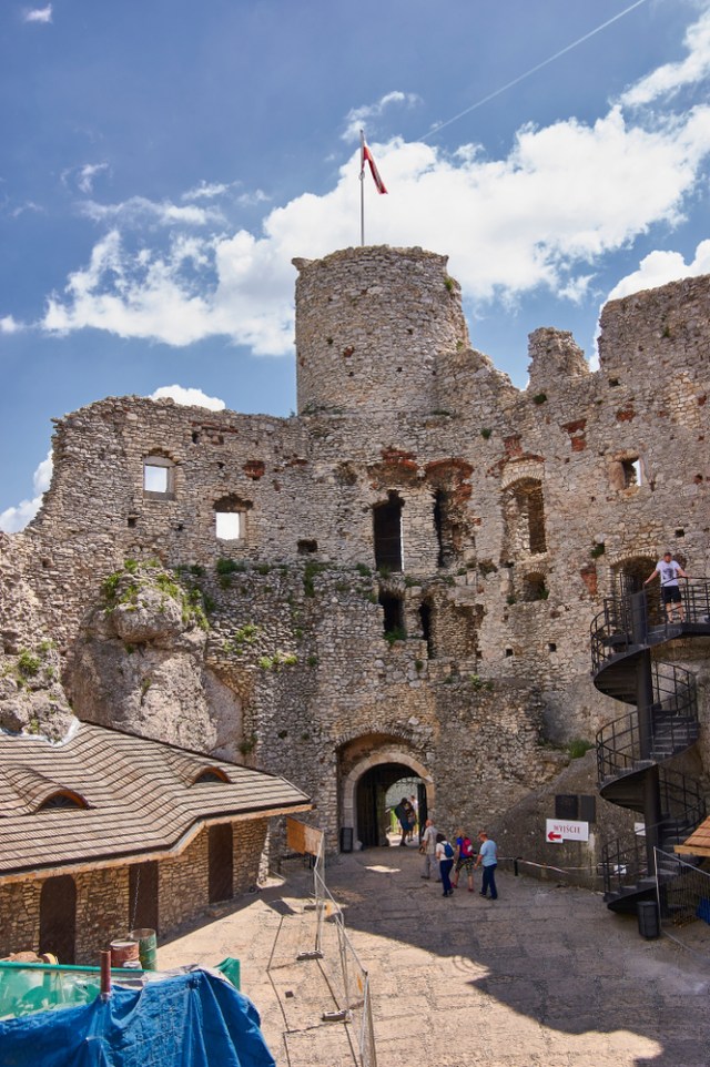 Kastil Ogrodzieniec di Polandia yang konon berhantu Foto: Shutter Stock