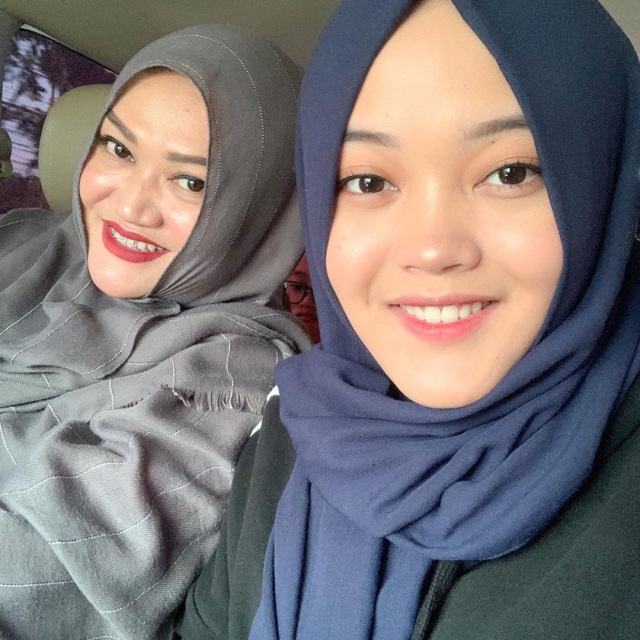 Lina, mantan istri Sule bersama anaknya. Foto: Instagram/@putridelinaa