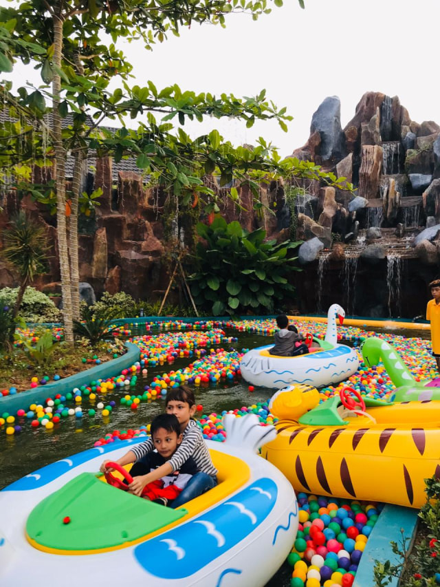 Salah satu wahana permainan yang ada di Rainbow Garden Pontianak. Foto: Teri/Hi!Pontianak