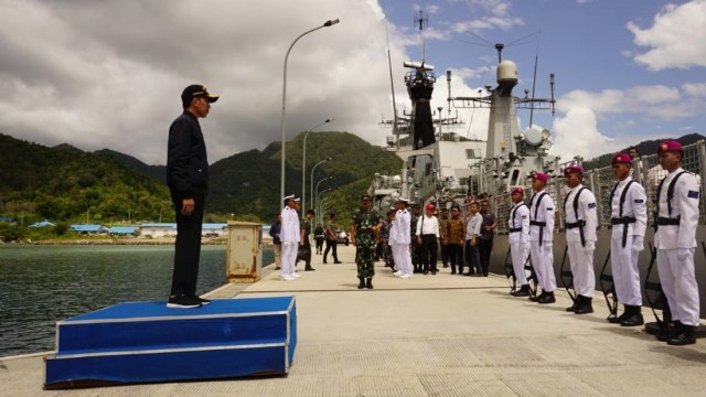 Presiden Joko Widodo saat berada diatas KRI Usman Harun di Natuna.  Foto: Fahrian Saleh/kumparan 