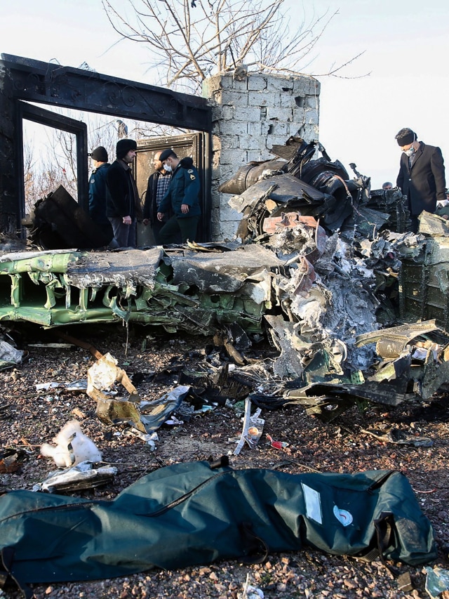 Potongan pesawat Ukraine International Airlines yang jatuh di dekat Bandara Imam Khomeini di Teheran. Foto: AFP/ISNA/ROHHOLLAH VADATI
