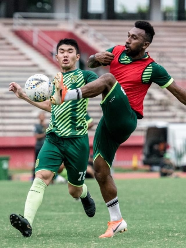 Para pemain Persebaya, salah satunya Patrich Wanggai (kanan), tengah berlatih. 
 Foto: Dok. Situs Persebaya