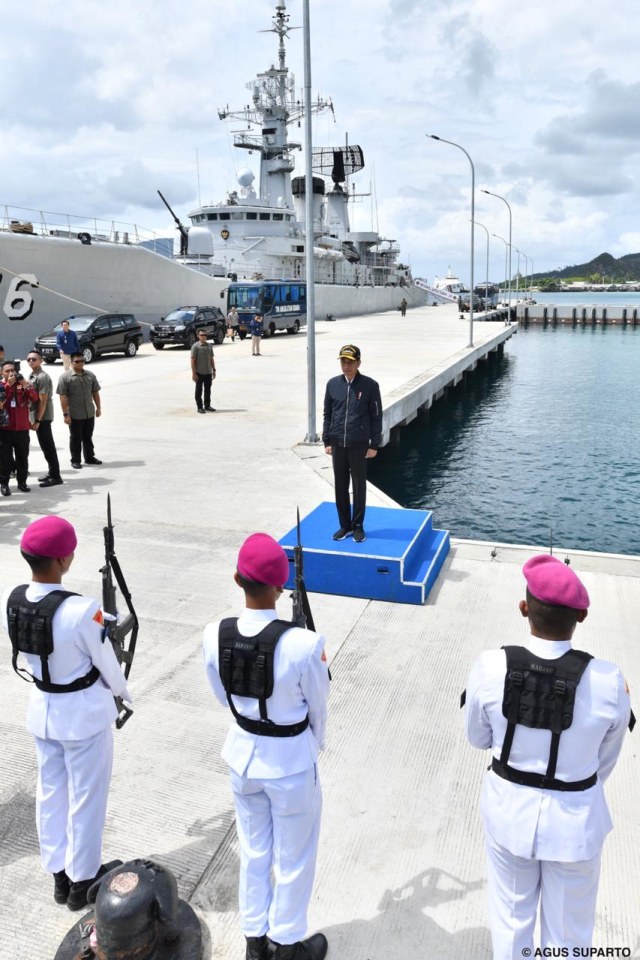 Presiden Jokowi saat di Puslabuh TNI AL di Selat Lampa, Kawasan kepulauan Natuna. Foto: Presidential Palace/Agus Suprapto