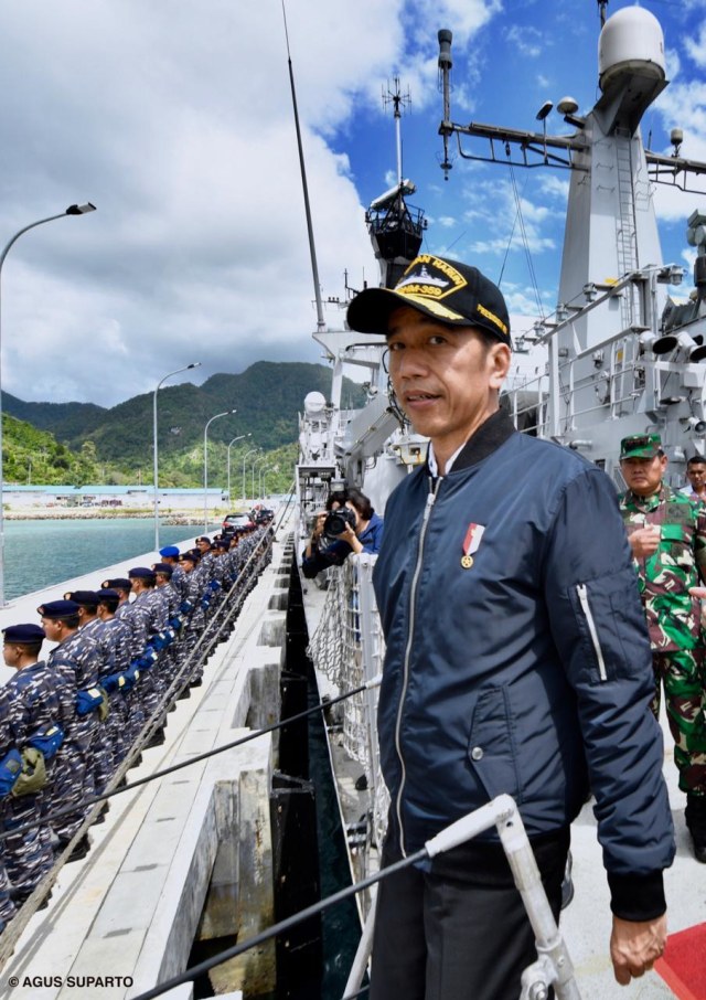 Presiden Jokowi saat di atas KRI Usman Harun di Puslabuh TNI AL di Selat Lampa, Kawasan kepulauan Natuna. Foto: Presidential Palace/Agus Suprapto