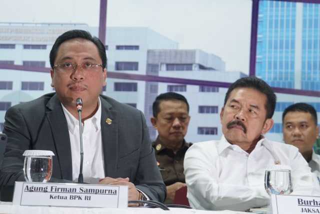 Ketua BPK Agung Firman Sampurna (kiri) saat konferensi pers BPK dan Kejaksaan Agung, Rabu (8/1). Foto: Helmi Afandi Abdullah/kumparan