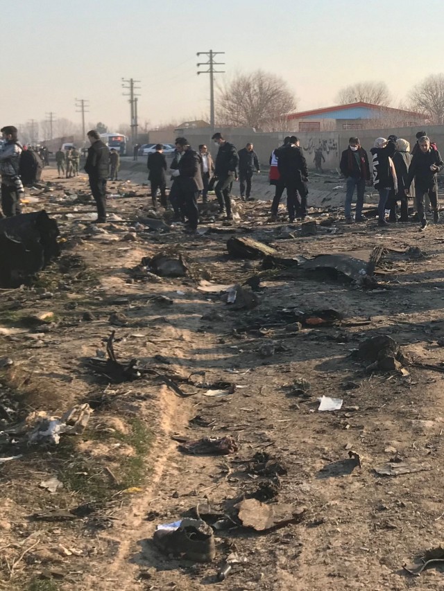 Petugas memeriksa barang-barang korban jatuhnya pesawat Ukraina International Airlines di Iran.
 Foto: Nazanin Tabatabaee / WANA / via REUTERS