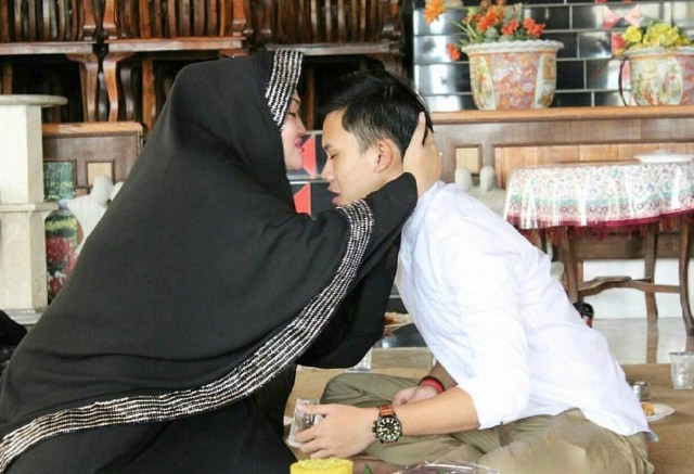 Lina hendak kecup kening Rizky Febian. Foto: Instagram/@rizkyfbian