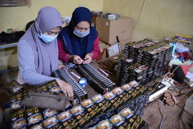 Pekerja perempuan membuat rokok di industri rokok rumahan di Desa Plandi, Kabupaten Jombang, Jawa Timur, Rabu (8/1). Foto: ANTARA FOTO/Syaiful Arif