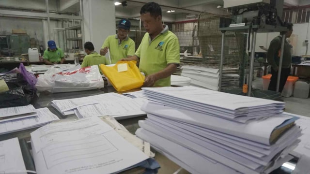 Petugas melakukan perawatan pada dokumen milik korban banjir pada tahun baru 2020 di Kantor Arsip Nasional Republik Indonesia (ANRI), Rabu (8/1). Foto: Iqbal Firdaus/kumparan