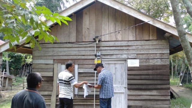 Petugas memasang listrik gratis untuk rumah warga miskin di Aceh. Foto: Dok. Pemprov Aceh 