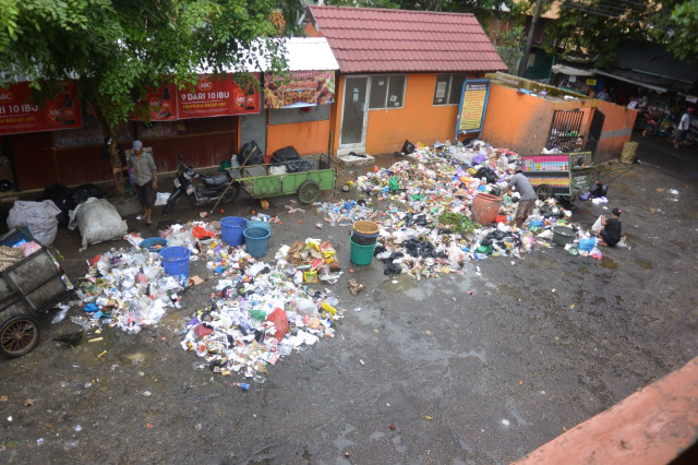 Tumpukan sampah di Pasar Telawang, Kota Banjarmasin. Kondisi ini memicu sepinya jualan pedagang kuliner. Foto: M Syahbani/banjarhits.id