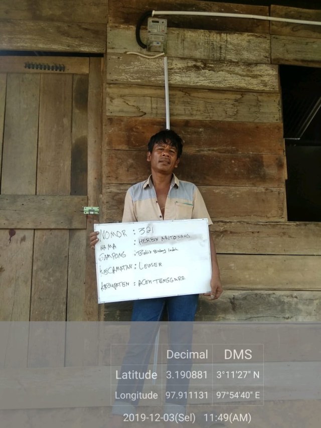 Warga yang rumahnya mendapat sambungan listrik gratis dari Pemerintah Aceh. Foto: Dok. ESDM Aceh