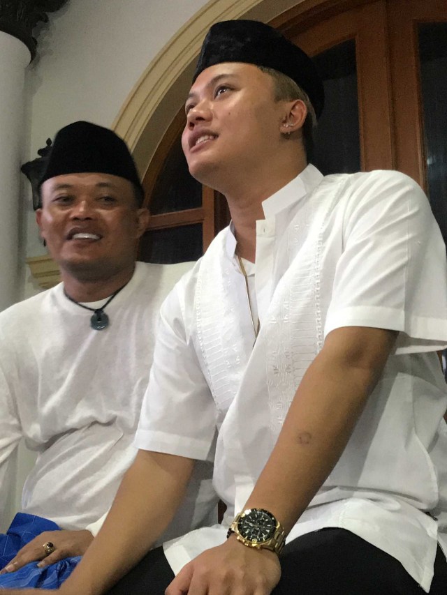 Sule dan Rizky Febian di kediaman mereka di kawasan Bekasi, Jawa Barat, Rabu (8/1).  Foto: Regina Kunthi Rosary/kumparan