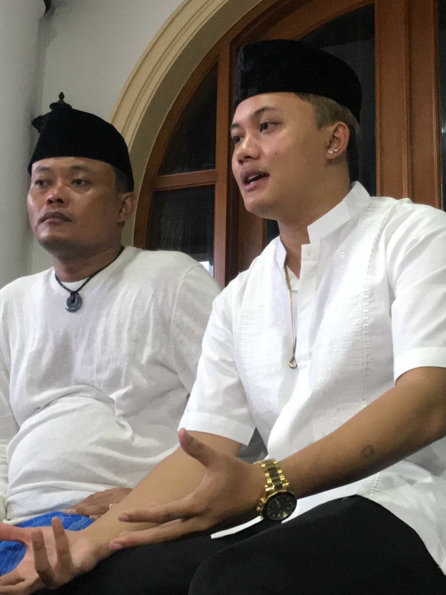 Sule dan Rizky Febian di kediaman mereka di kawasan Bekasi, Jawa Barat, Rabu (8/1).  Foto: Regina Kunthi Rosary/kumparan