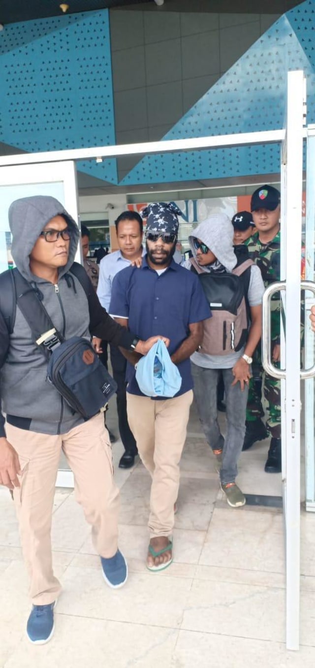 Pimpinan KKB Iris Murib dipindahkan dari Mako Polda Papua ke Kalimantan Timur. Foto: Dok. Istimewa