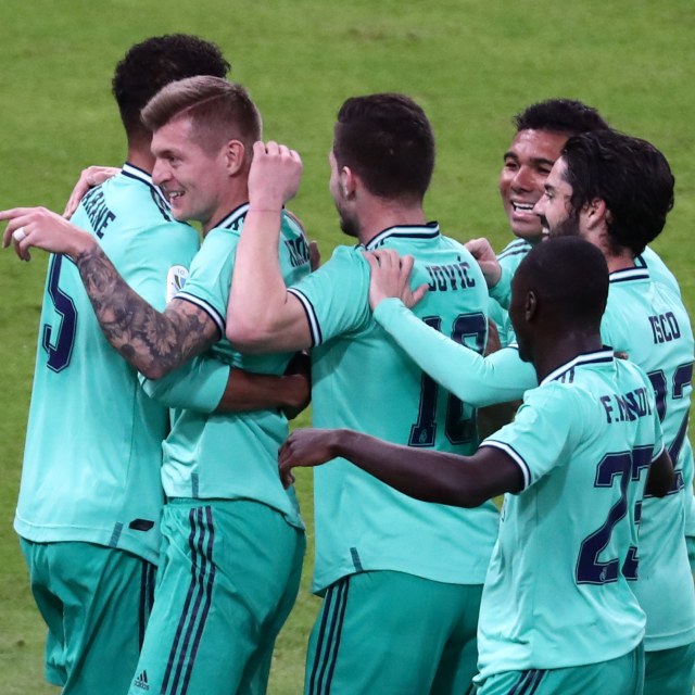 Para pemain Real Madrid merayakan gol 'ajaib' Toni Kroos. Foto: Sergio Perez/REUTERS