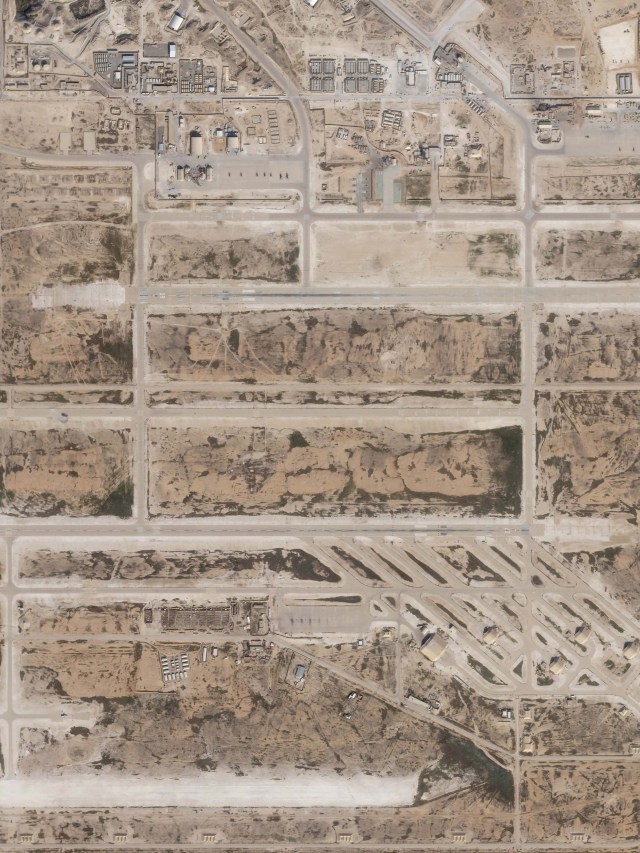Foto satelit kondisi Pangkalan udara Al Asad di Irak usai di serang Iran. Foto: Planet/Handout via REUTERS