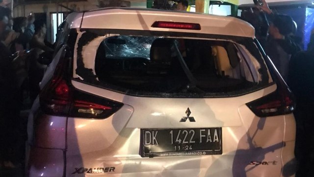 Kondisi mobil yang ditumpangi WN Amerika, Ryan Mattew yang tabrak sejumlah pengendara motor di Jimbaran, Bali. Foto: Dok. Istimewa