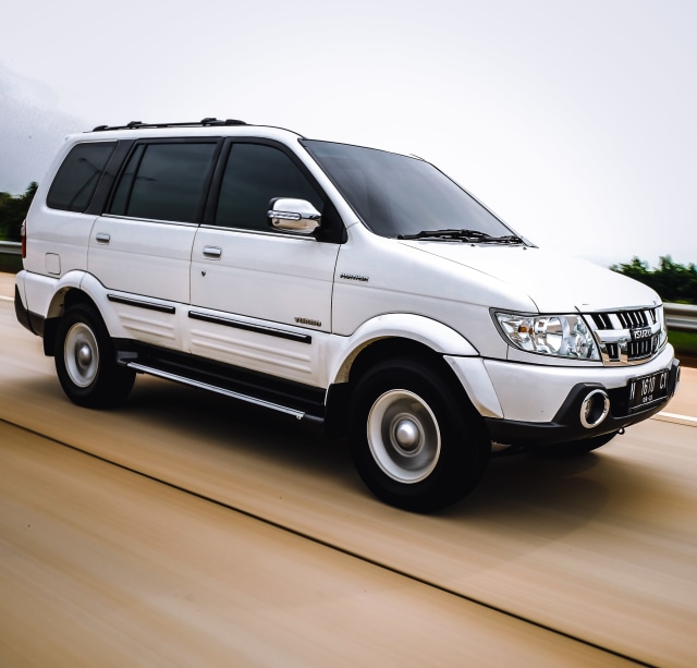 Tampilan samping Isuzu Panther Foto: Bangkit Jaya Putra