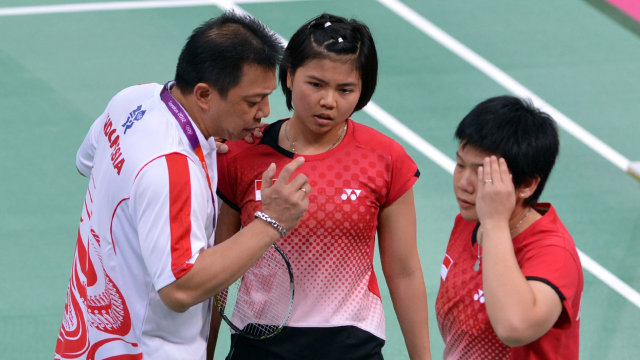 Coach Paulus Firman saat masih melatih ganda putri PBSI. Foto: ADEK BERRY / AFP