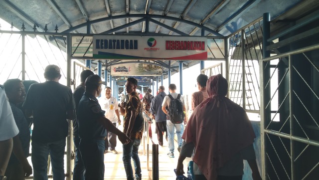 ﻿﻿Penumpang di Pelabuhan Domestik Tanjungbalai Karimun. Foto : Khairul S/Kepripedia.com