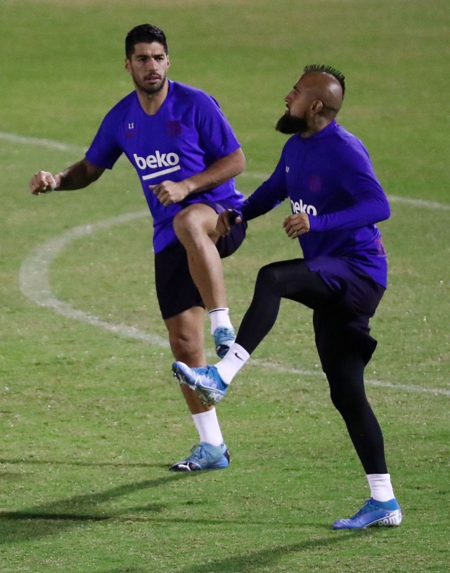 Luis Suarez dan Arturo Vidal menjalani latihan resmi jelang semifinal Piala Super Spanyol. Foto: Reuters/Sergio Perez