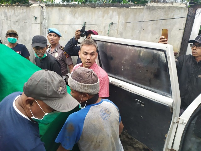 Jenazah mantan istri Sule, akan dipindahkan ke TPU Nagrog, Ujungberung, usai dilakukan proses autopsi, Kamis (9/1)  Foto: Rachmadi Rasyad/kumparan
