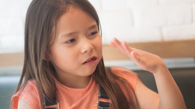 Ilustrasi anak makan pedas. Foto: Shutter Stock