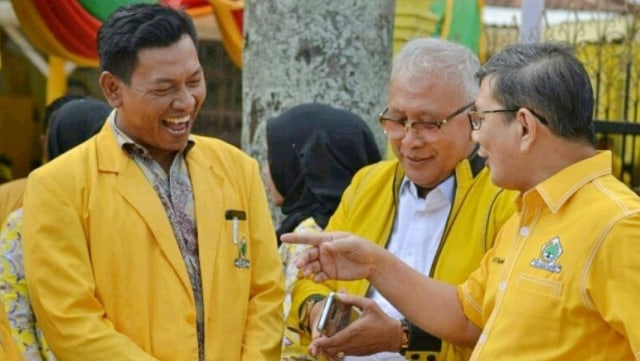 Doly Sinomba Siregar (kanan) didamping Siwan Siswanto Ketua DPRD Kota Padangsidimpuan (kiri) dan Samsul Qomar Anggota DPRD Provinsi Sumatera Utara. Foto: ANTARA/Khairul Arief