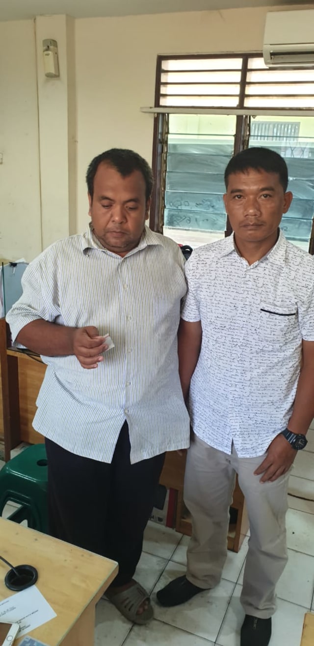 Seorang ASN berinsiial AA (pegang sabu) ditangkap polisi. Foto : Istimewa