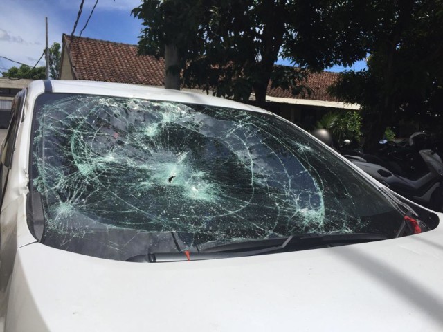 Mobil bule mabuk yang dirusak massa - KR14