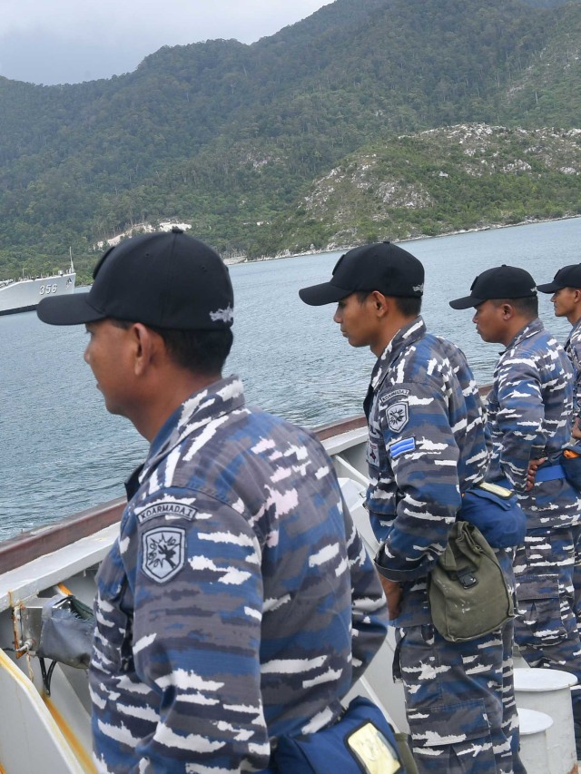 Prajurit KRI Usman Harun-359 melakukan peran parade lambung kiri saat meninggalkan Faslabuh Lanal Ranai, Selat Lampa, Natuna, Kepulauan Riau, Kamis (9/1). Foto: ANTARA FOTO/M Risyal Hidayat